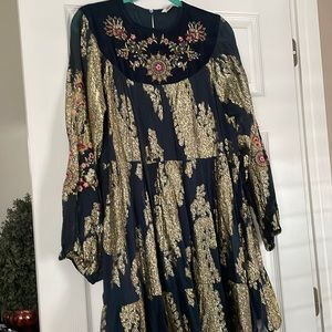 Large Zara gorgeous green w gold embellishments tunic!